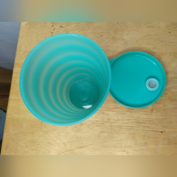 New Tupperware green 500ML impressions cup with lid and straw hole - Picture 3 of 5